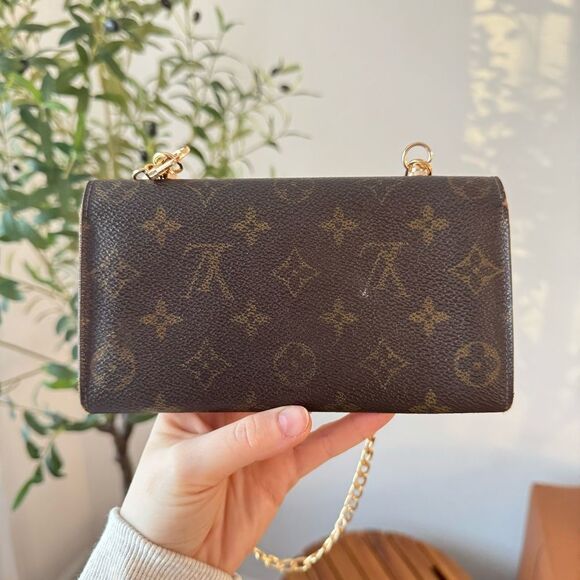 ✅AUTHENTIC✅LOUIS VUITTON WALLET ON A CHAIN - Picture 6 of 15